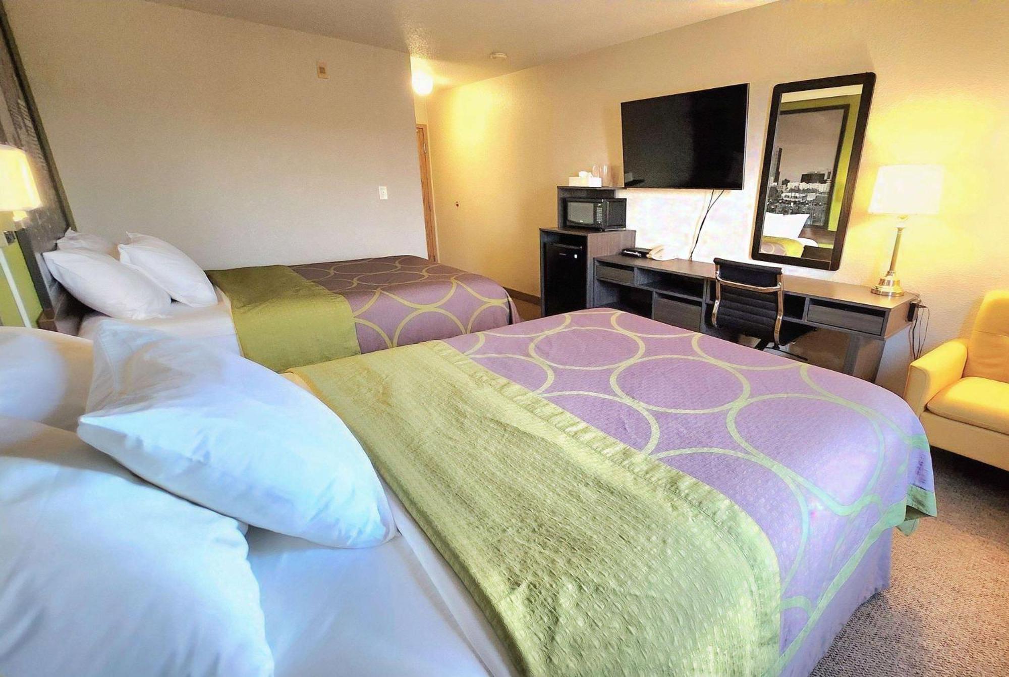 Hotel Super 8 By Wyndham Mb 3*